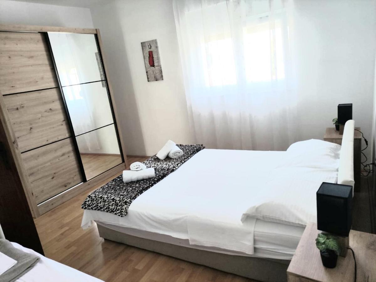Apartments"Nika" With Private Pool Galovac  エクステリア 写真