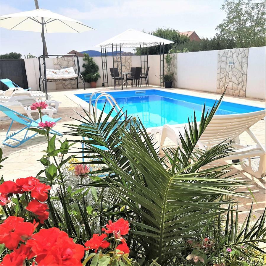 Apartments"Nika" With Private Pool Galovac  エクステリア 写真