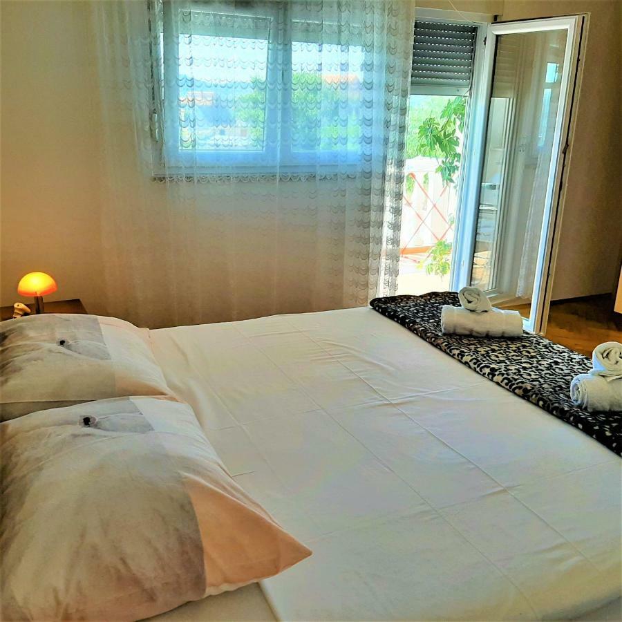 Apartments"Nika" With Private Pool Galovac  エクステリア 写真