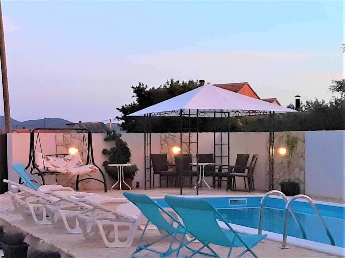 Apartments"Nika" With Private Pool Galovac  エクステリア 写真